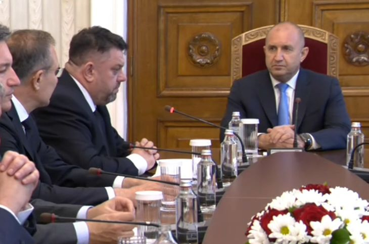 Новият шеф на БСП шокира президента, извади тлъсто тефтерче и прикова погледите