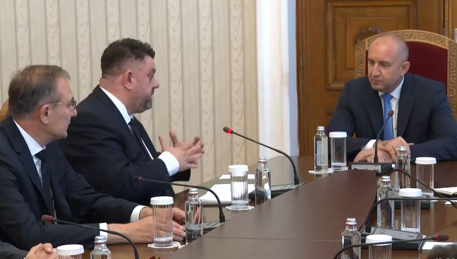 Новият шеф на БСП шокира президента, извади тлъсто тефтерче и прикова погледите