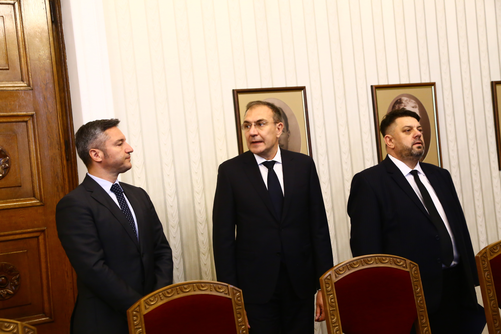 Новият шеф на БСП шокира президента, извади тлъсто тефтерче и прикова погледите