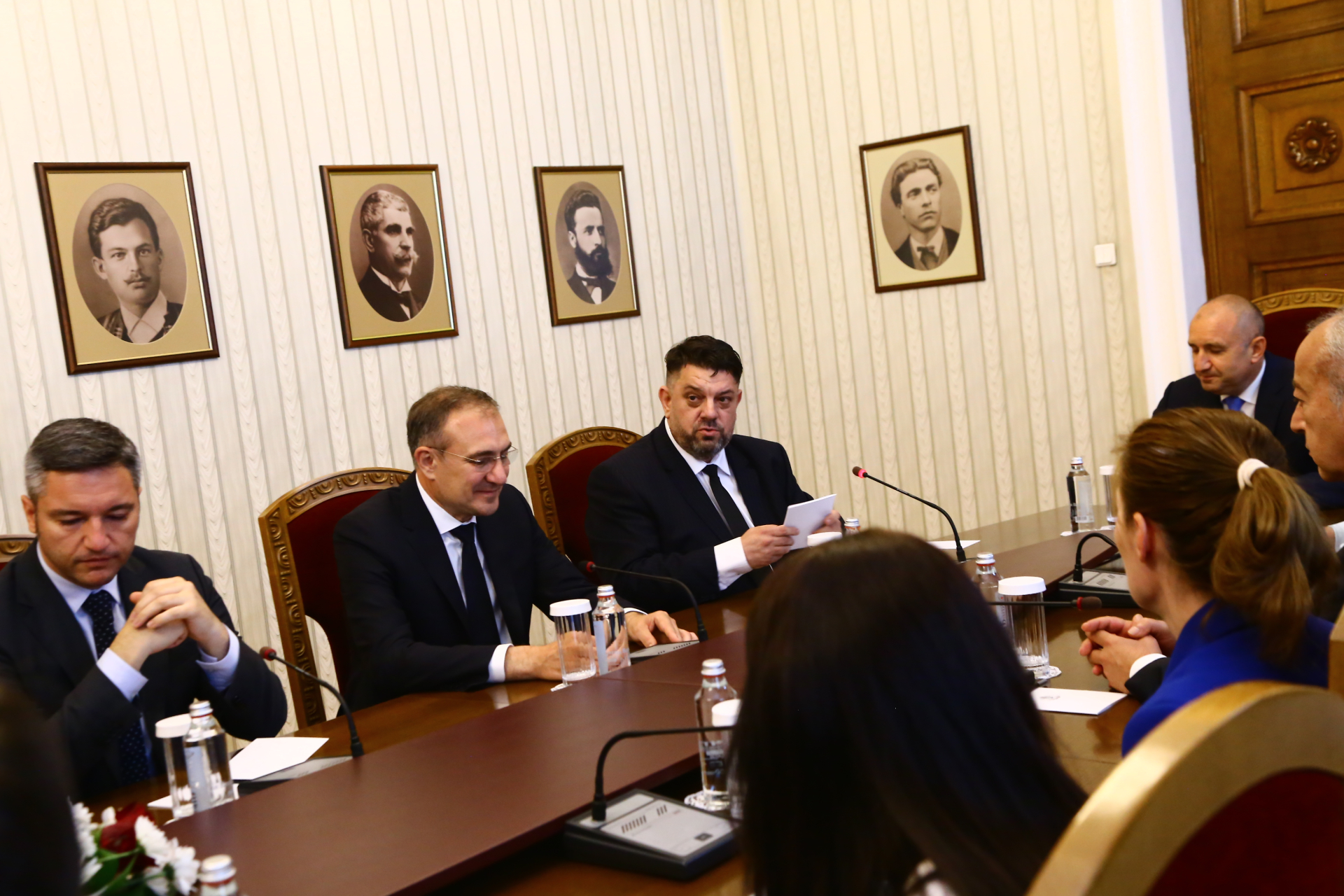 Новият шеф на БСП шокира президента, извади тлъсто тефтерче и прикова погледите