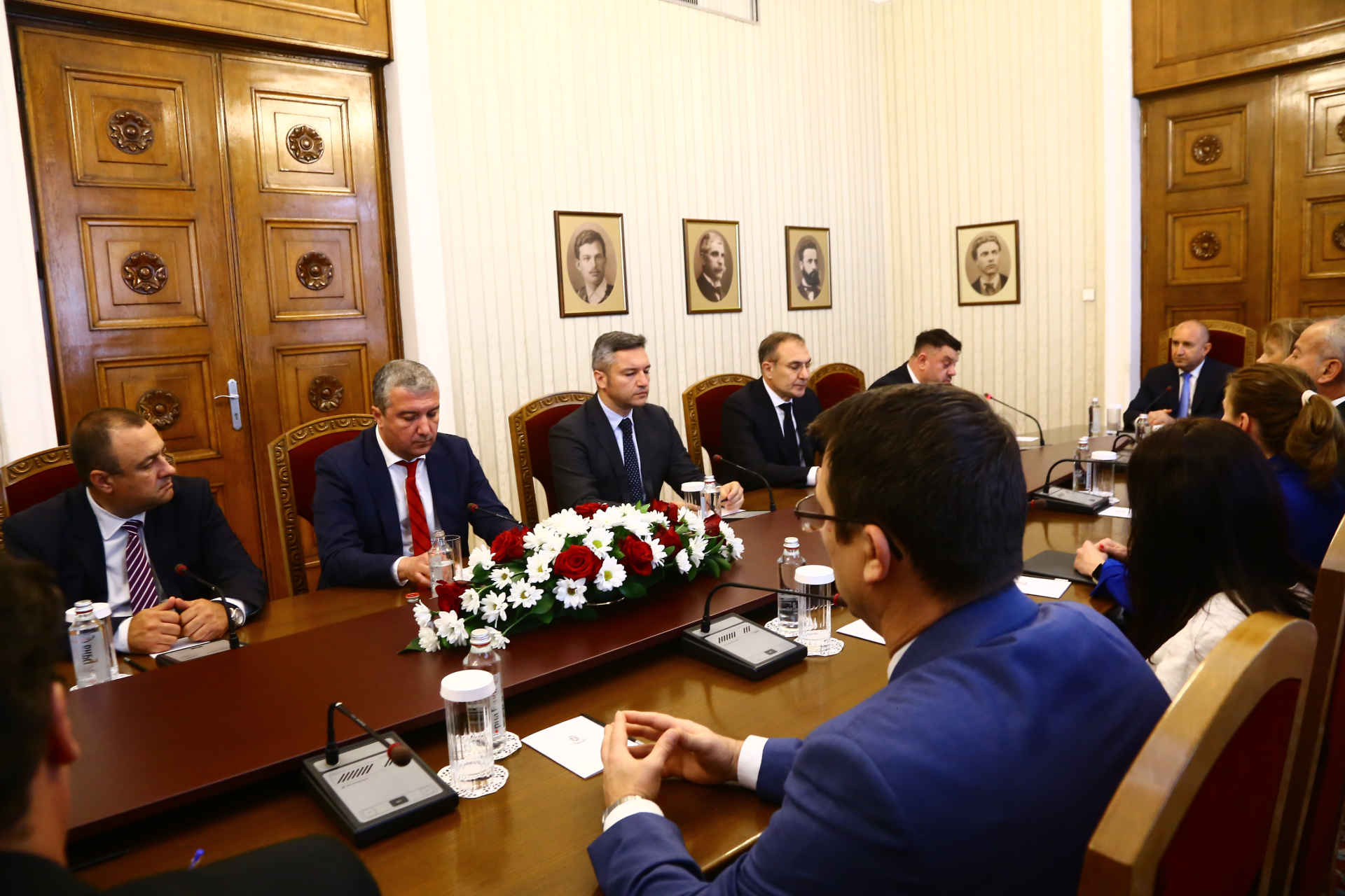 Новият шеф на БСП шокира президента, извади тлъсто тефтерче и прикова погледите