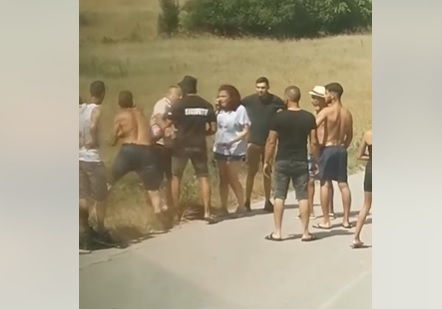 Брутално зверство: Роми пребиха шофьор на автобус пред ужасени туристи 18+
