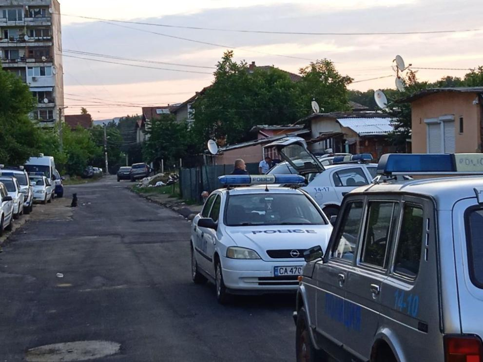 В Перник почерня от полиция, ченгета тарашат наред СНИМКИ