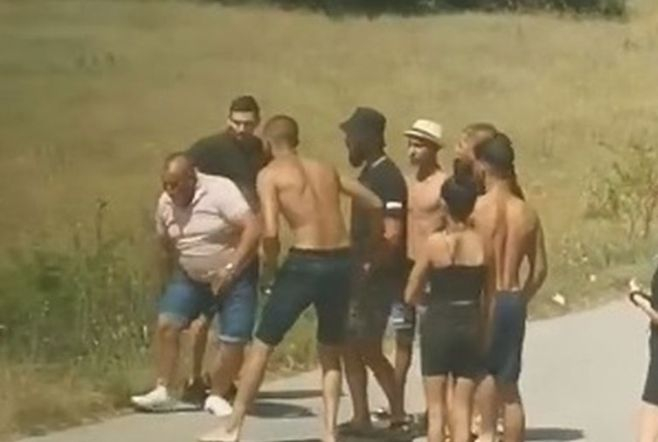 Брутално зверство: Роми пребиха шофьор на автобус пред ужасени туристи 18+