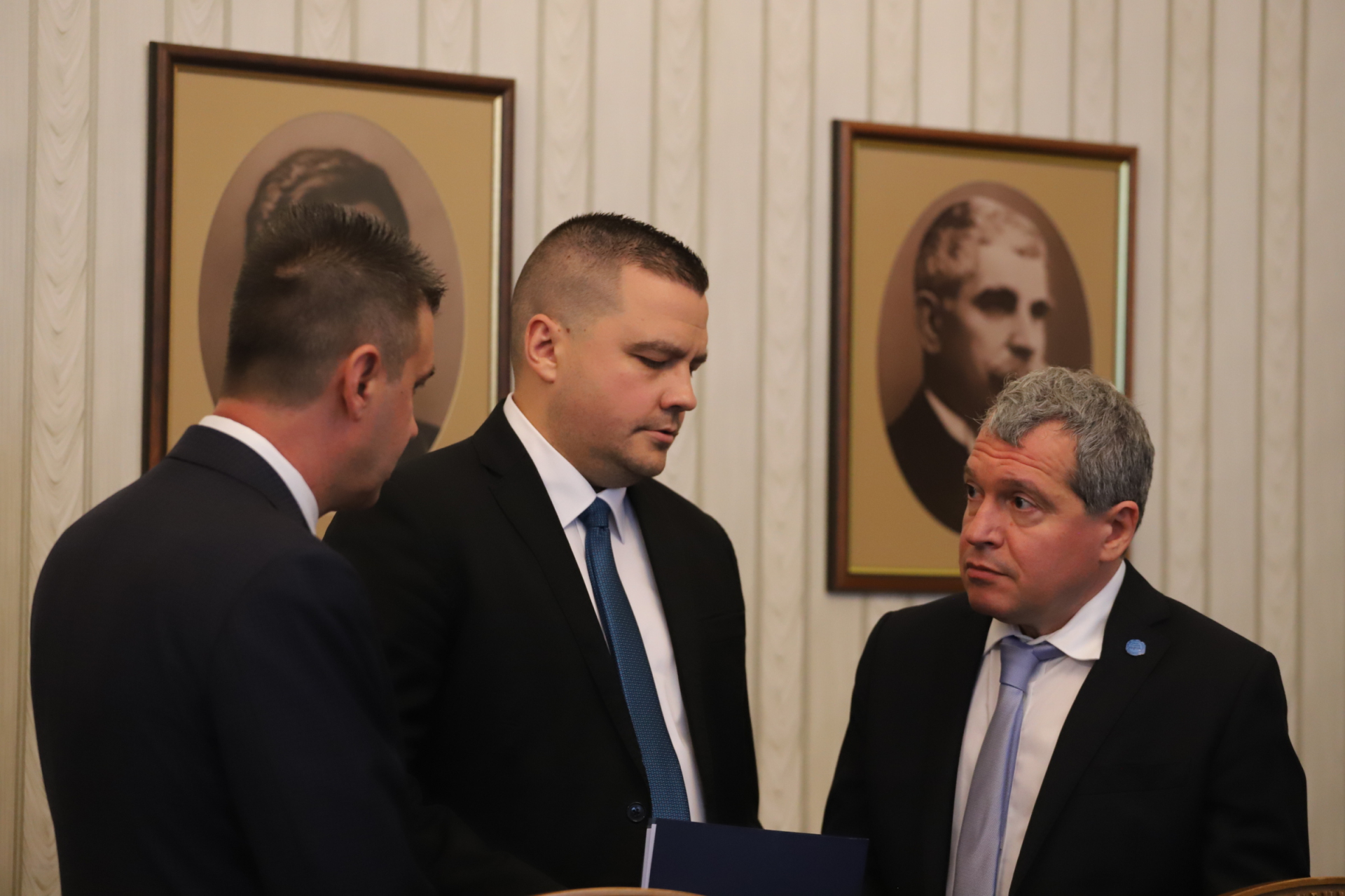 Радев затапи ИТН с питане, а Тошко Йорданов го контрира с предложение СНИМКИ