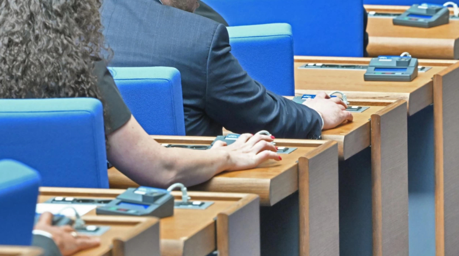 Депутатите ще въртят двама министри на шиш