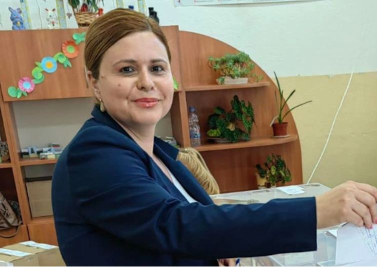 Айсел Руфад е изключена от парламентарната група на ДПС