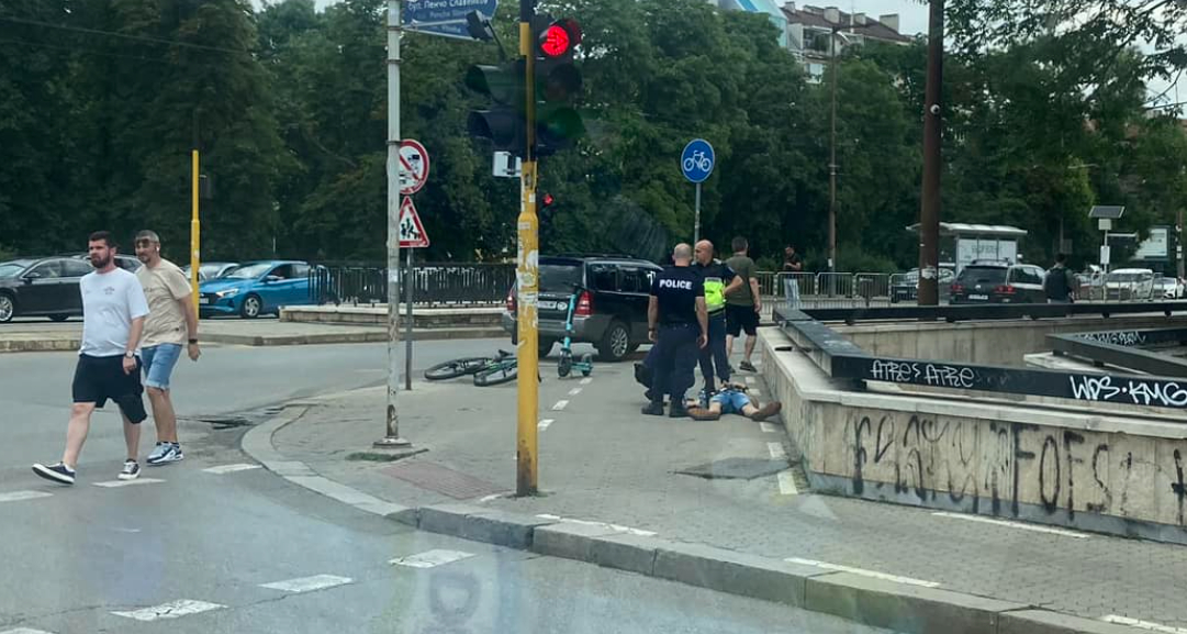 Кошмар на пъпа на София: Мъж лежи в несвяст на тротоара, а полицаи го... СНИМКИ