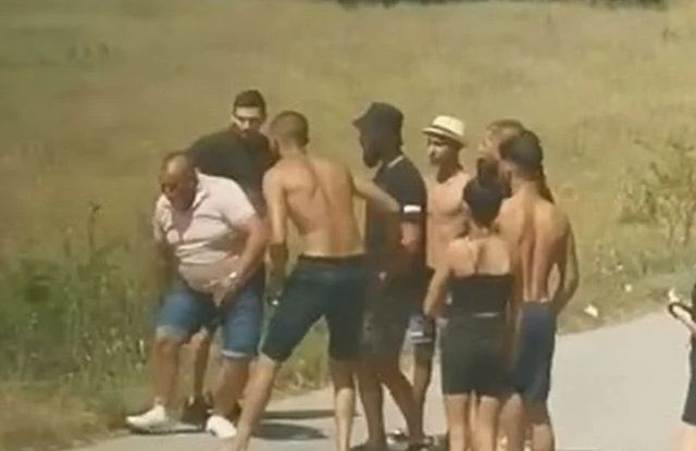  Подивелите роми, пребили шофьор на автобус в Ловешко, загазиха