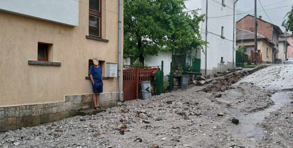 Мощна буря помете Тетевен: Земята се отвори и погълна коли! Апокалиптични СНИМКИ