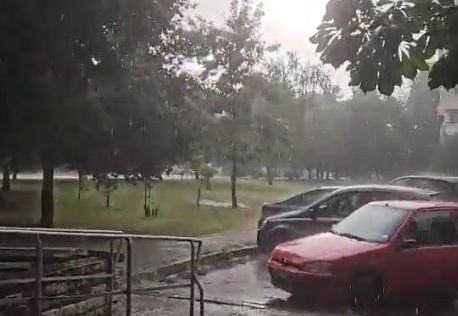 Мощна буря удари София СНИМКИ