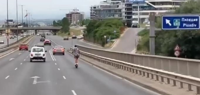 Конкурент на Емили Тротинетката всява ужас у шофьорите в София