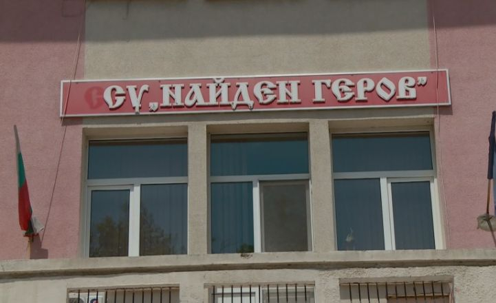 Скандалът в училището, където писаха оценки на починало дете, се разгаря