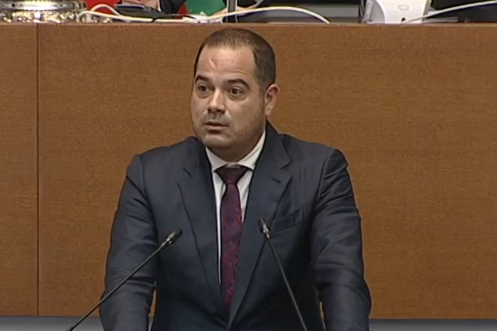 Пълен цирк с Лена Бориславова и Бойко Рашков в парламента