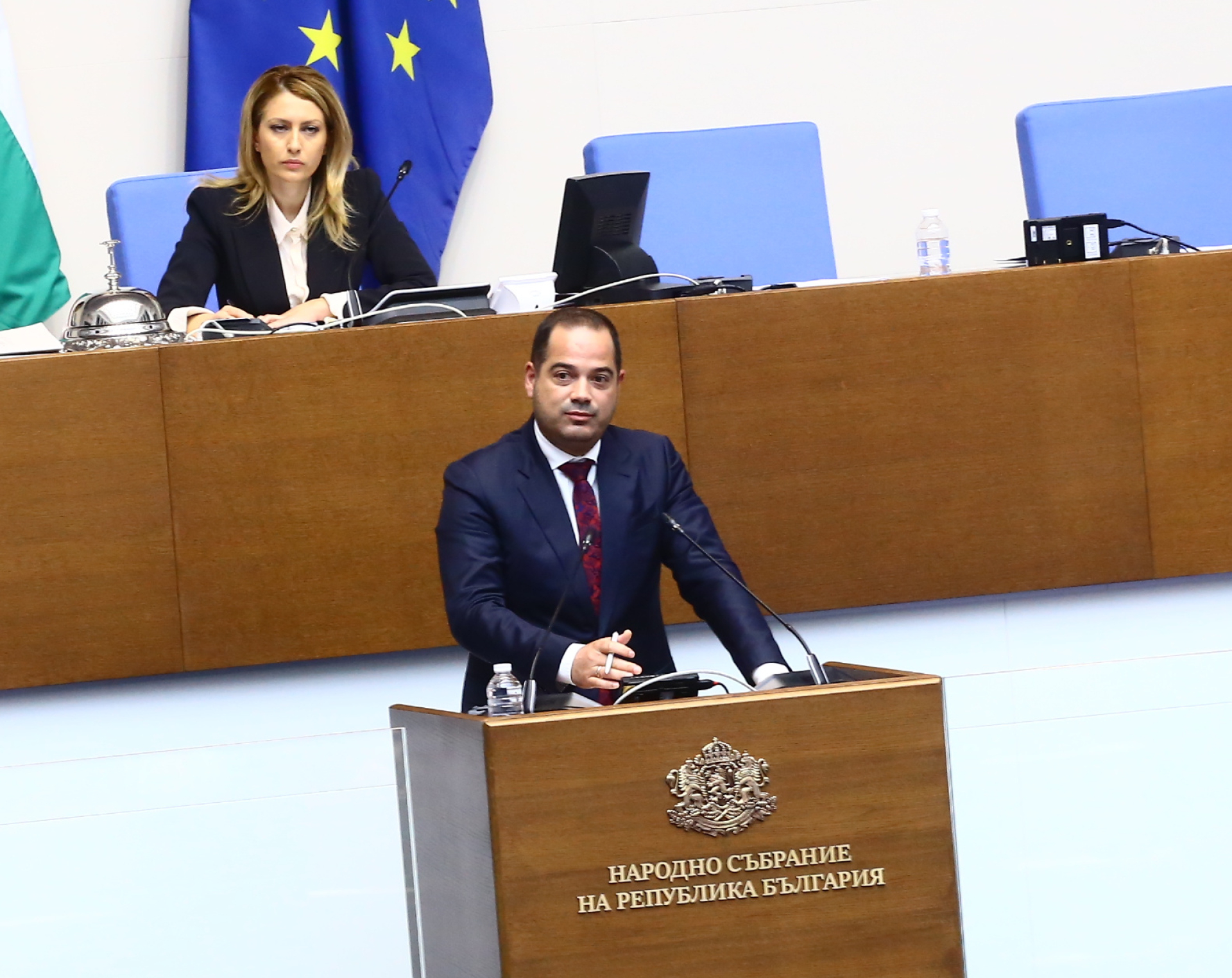 Пълен цирк с Лена Бориславова и Бойко Рашков в парламента