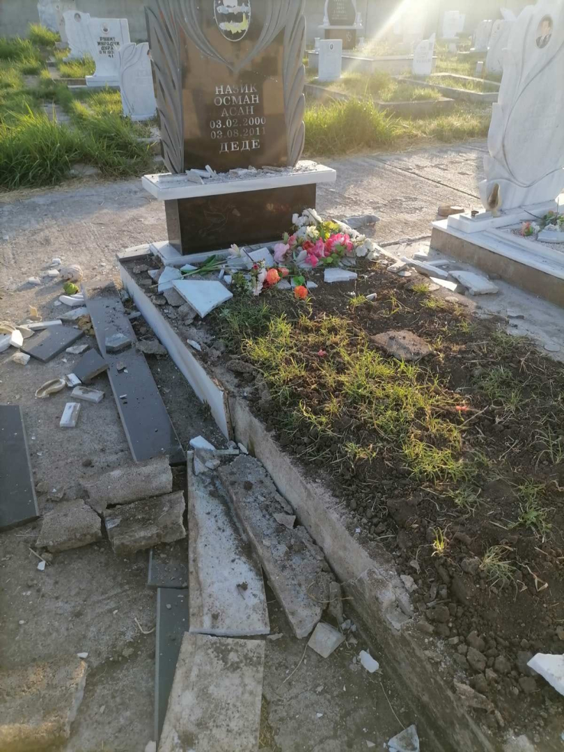 Зловещо и грозно: Станалото на гробищата в Нова Загора възмути всички СНИМКИ