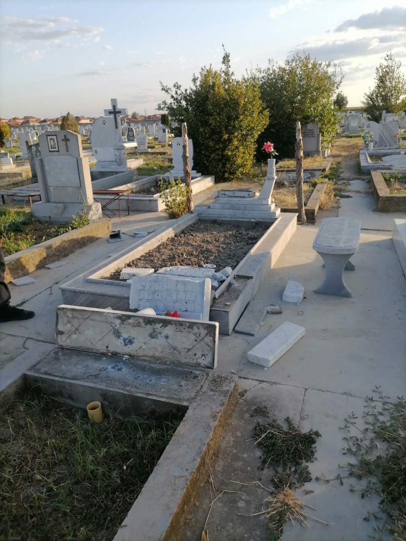 Зловещо и грозно: Станалото на гробищата в Нова Загора възмути всички СНИМКИ