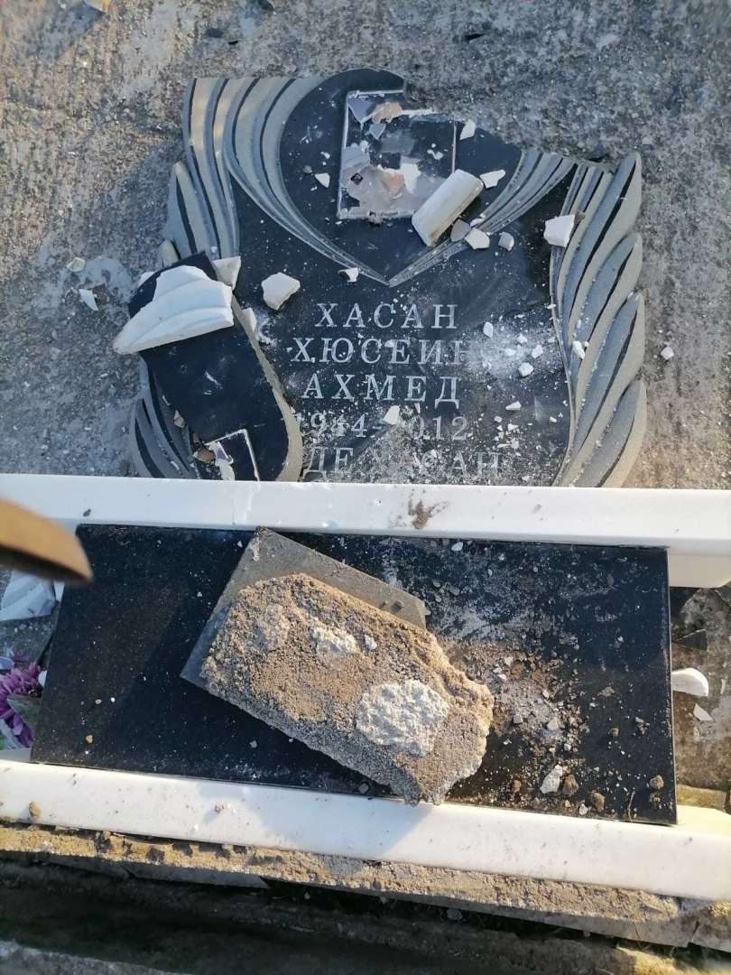 Зловещо и грозно: Станалото на гробищата в Нова Загора възмути всички СНИМКИ
