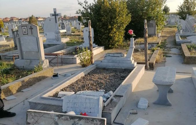 Зловещо и грозно: Станалото на гробищата в Нова Загора възмути всички СНИМКИ