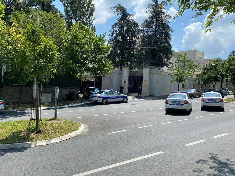 Ужас в Белград: Забиха стрела във врата на жандармерист пред израелското посолство, последва смърт СНИМКИ