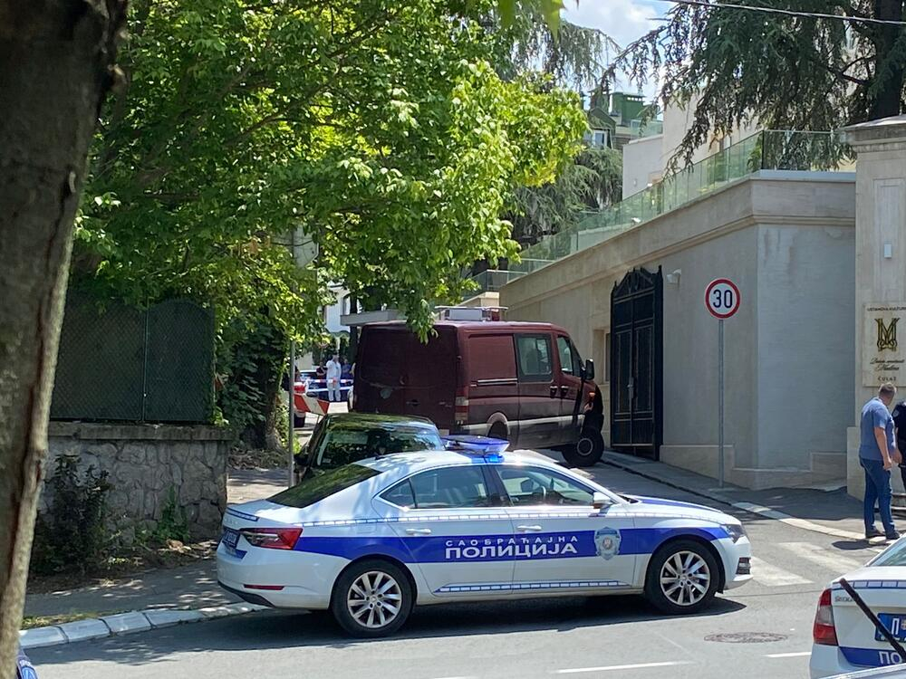 Ужас в Белград: Забиха стрела във врата на жандармерист пред израелското посолство, последва смърт СНИМКИ