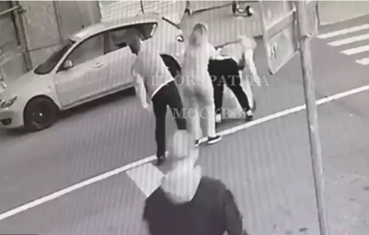Мъж беше вдигнат и хвърлен с главата надолу върху асфалта при конфликт ВИДЕО 18+