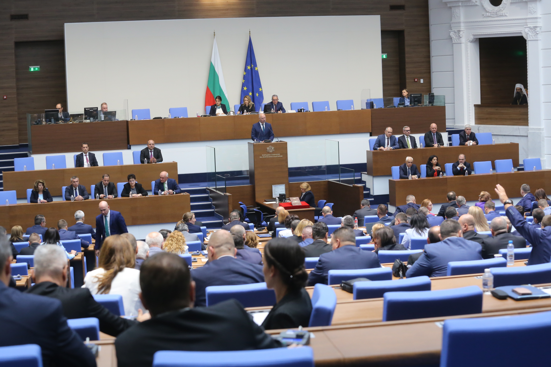 Юрист внесе официално искане в НС - депутатите да получават минимална заплата Снимки