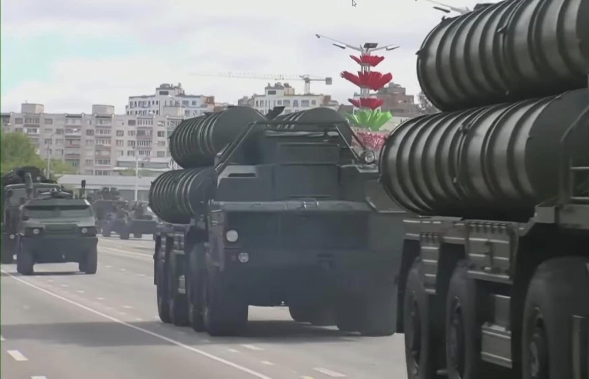 Беларус показа страховити оръжия на военен парад, амнистираха хиляди затворници СНИМКИ