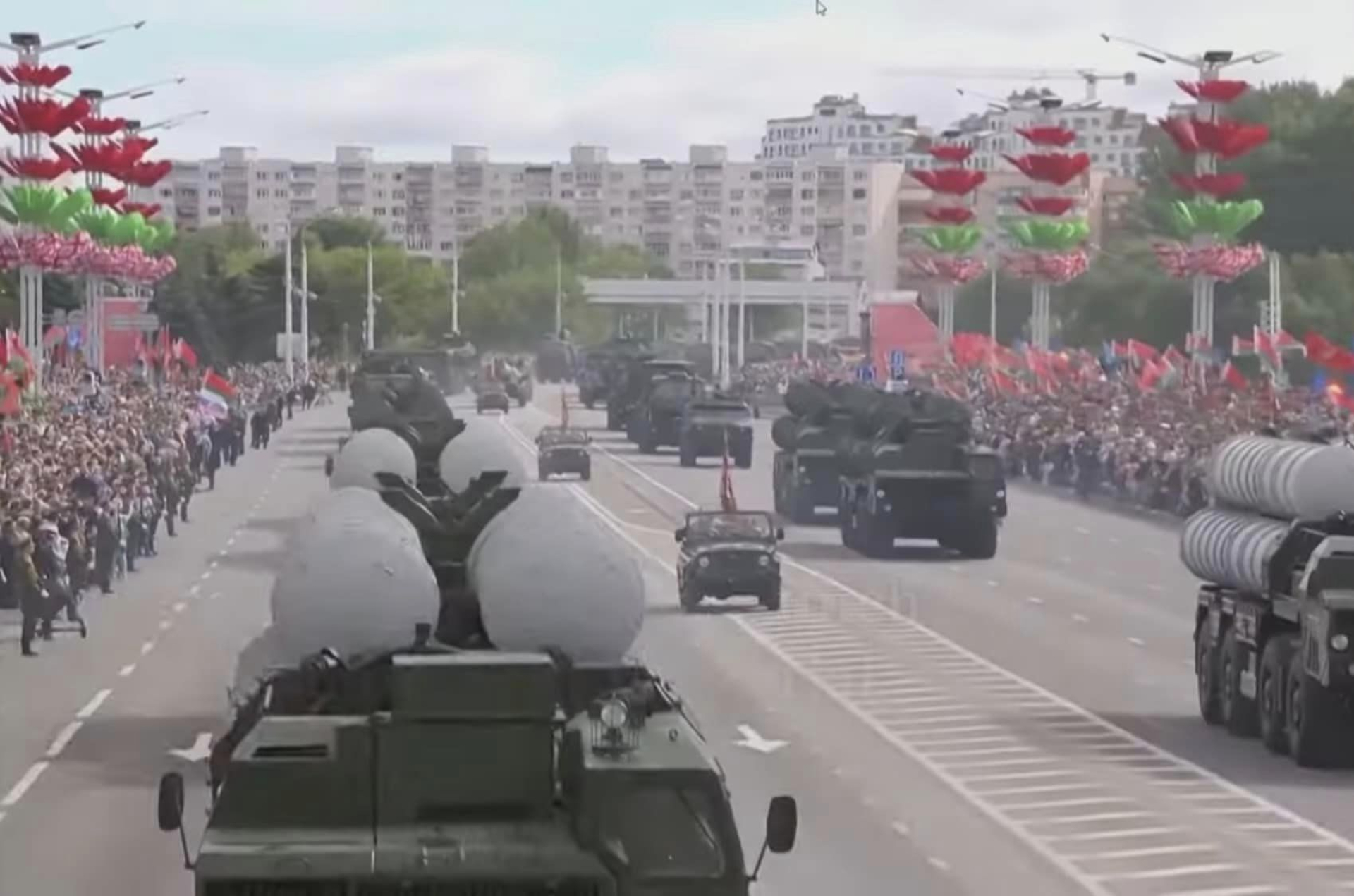 Беларус показа страховити оръжия на военен парад, амнистираха хиляди затворници СНИМКИ