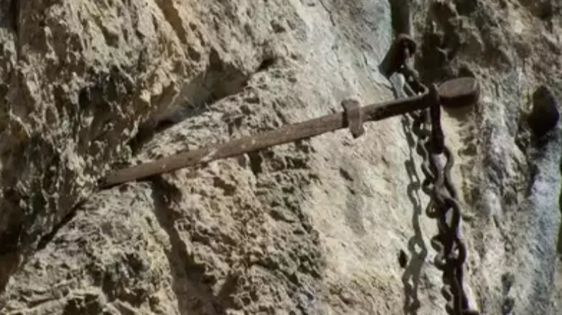 Изчезна легендарният меч на Роланд, забит в скала преди 1300 години СНИМКИ