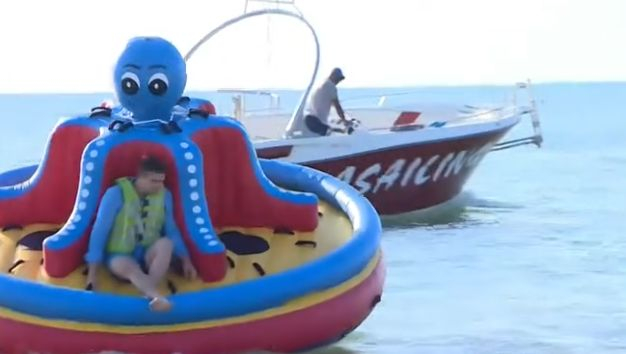 Водещ на БНТ направи нещо невиждано на плажа в Златни пясъци, колежката му изтръпна СНИМКИ