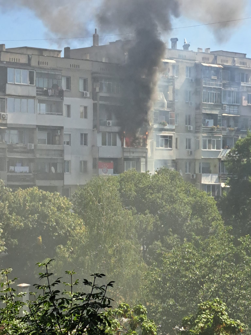 Извънредна ситуация в блок във Варна, всички са в ужас СНИМКИ