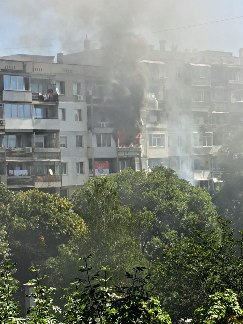 Извънредна ситуация в блок във Варна, всички са в ужас СНИМКИ
