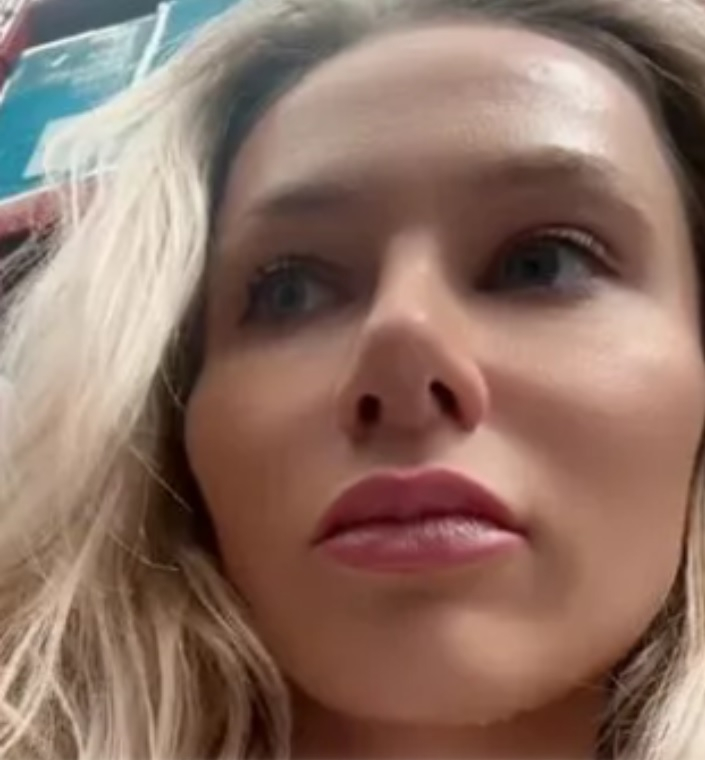 Порномоделка беше изгонена от магазин заради секси ВИДЕО 18+