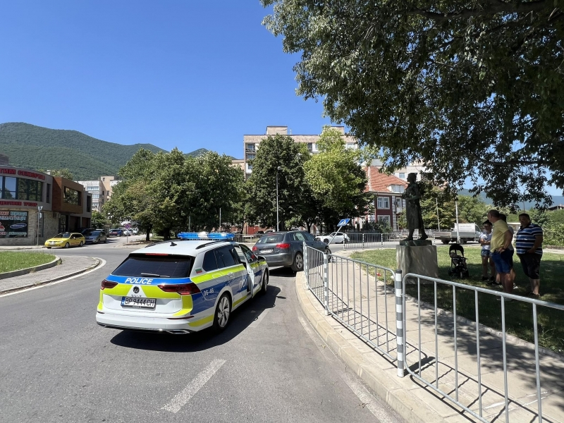 Агресор предизвика катастрофа на майка с дете във Враца, а после... СНИМКИ