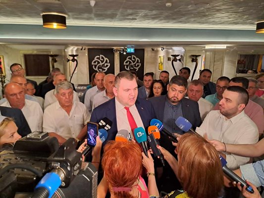 Пеевски: С д-р Доган няма да си простим, ако разцепим партията по оста Доган-Пеевски! Ние двамата носим отговорност това да не се случи!
