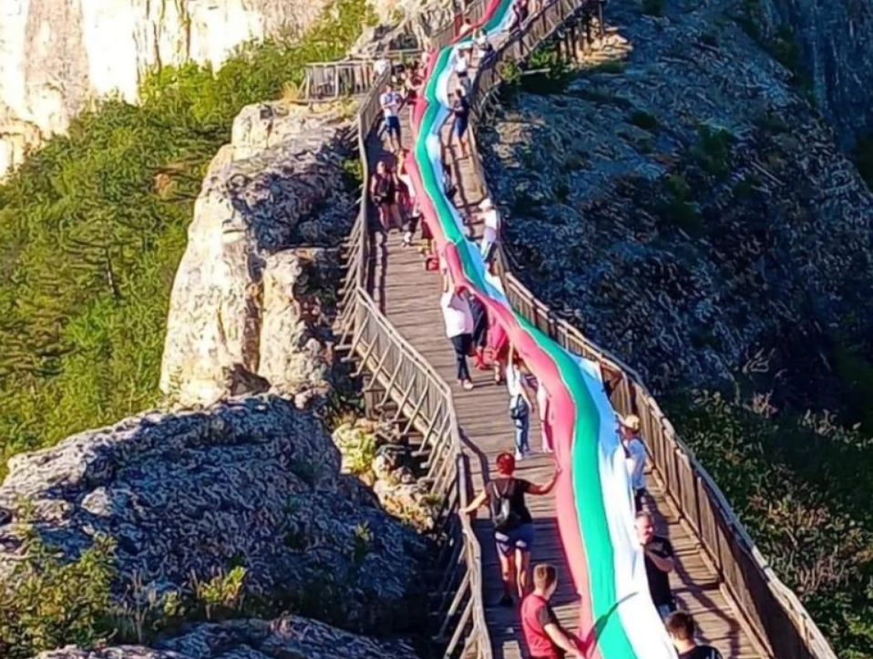 Рекорд! Разпънаха най-дългото знаме в България