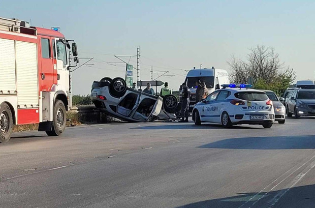 Страшно меле на изхода на Пловдив, хвърчат пожарни и линейки СНИМКИ