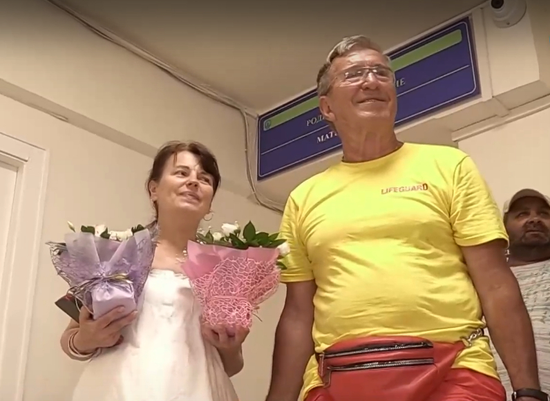 Спасителят Алекси заби Наталия на плажа и на 78 г. сбъдна мечтата ѝ ВИДЕО