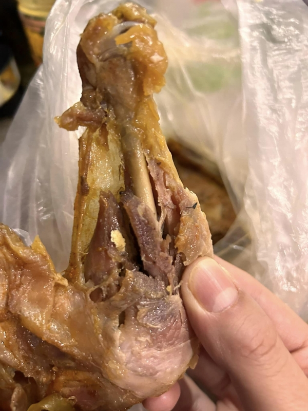 Отврат в Т Маркет: Червеи и мухи излизат от месото! Гнусни СНИМКИ