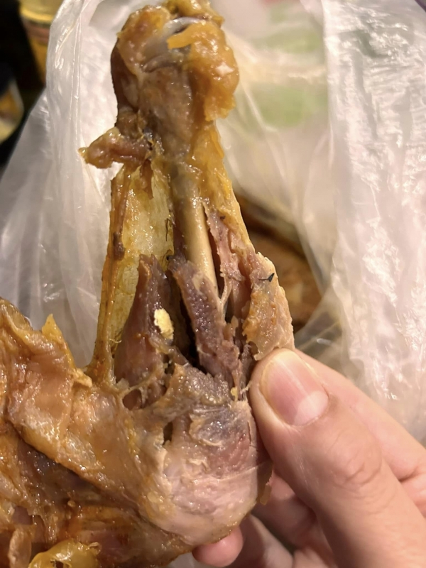 Отврат в Т Маркет: Червеи и мухи излизат от месото! Гнусни СНИМКИ