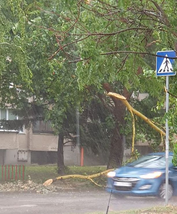 Насред жегите: Свирепа буря помете този български град! Апокалиптично ВИДЕО