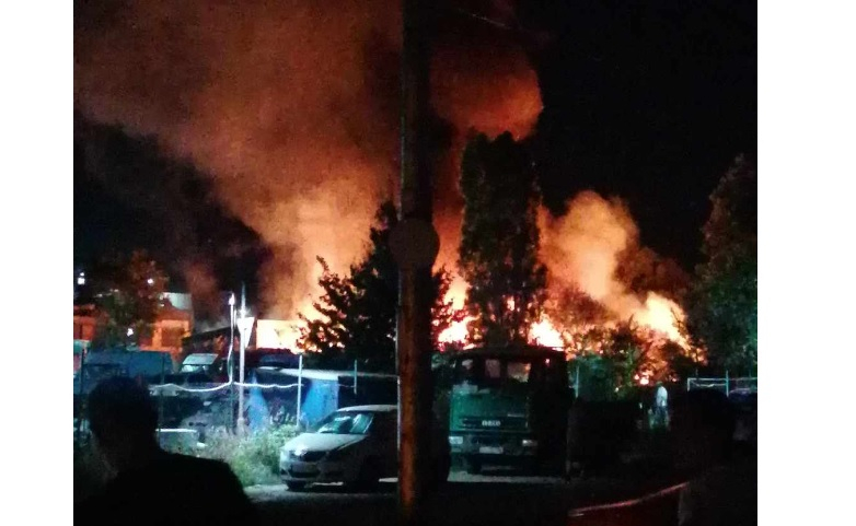 Пожар бушува в София, има много опожарени автомобили ВИДЕО