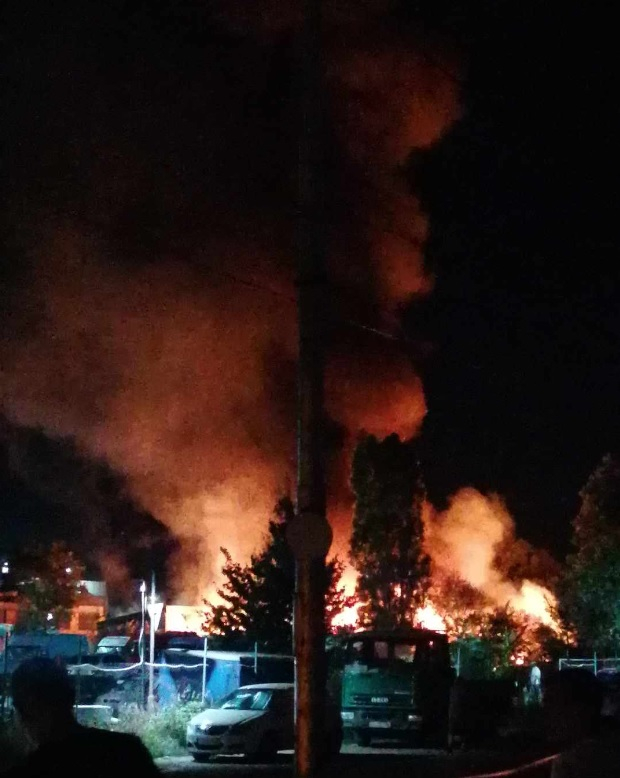 Пожар бушува в София, има много опожарени автомобили ВИДЕО