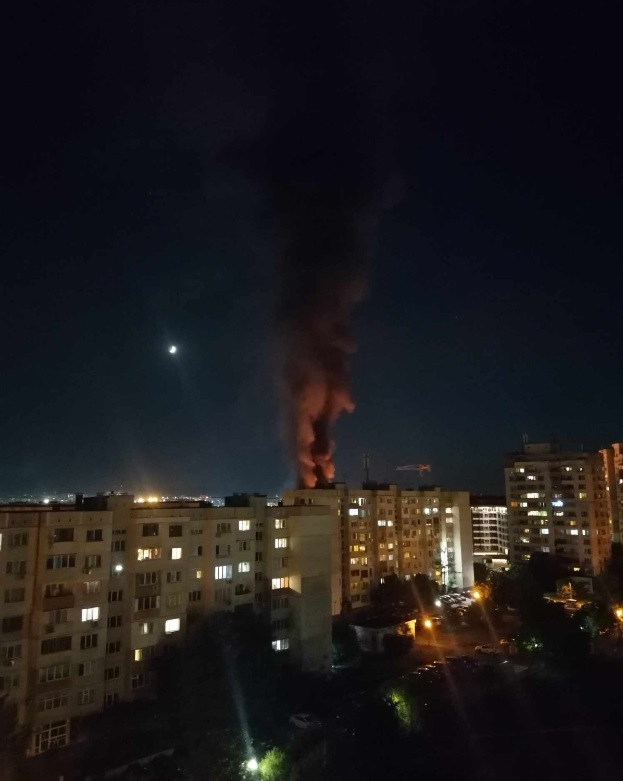 Пожар бушува в София, има много опожарени автомобили ВИДЕО