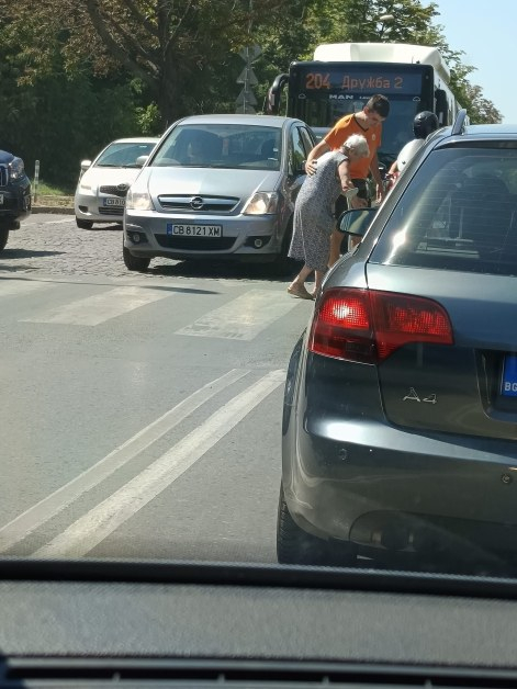 Всички говорят за този младеж, който спря колата натоварения столичен трафик, за да… СНИМКА 