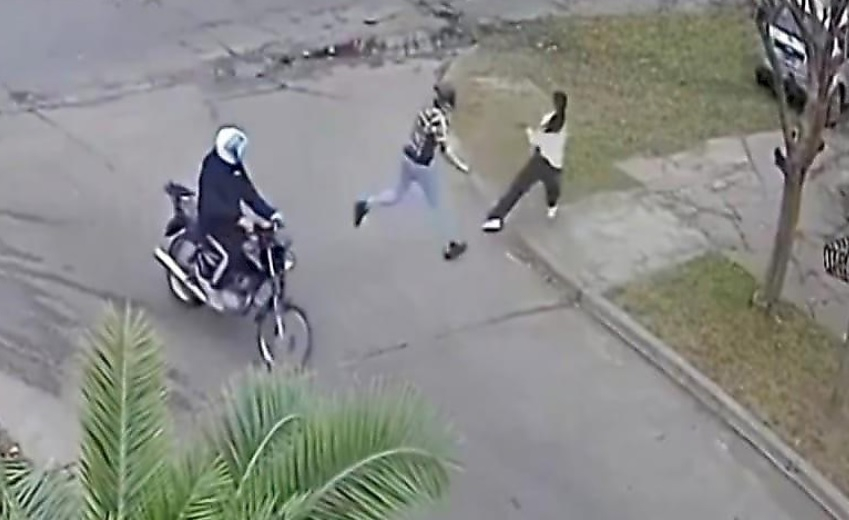 Бандити нападнаха крехка девойка на улицата, но им се случи случка ВИДЕО 