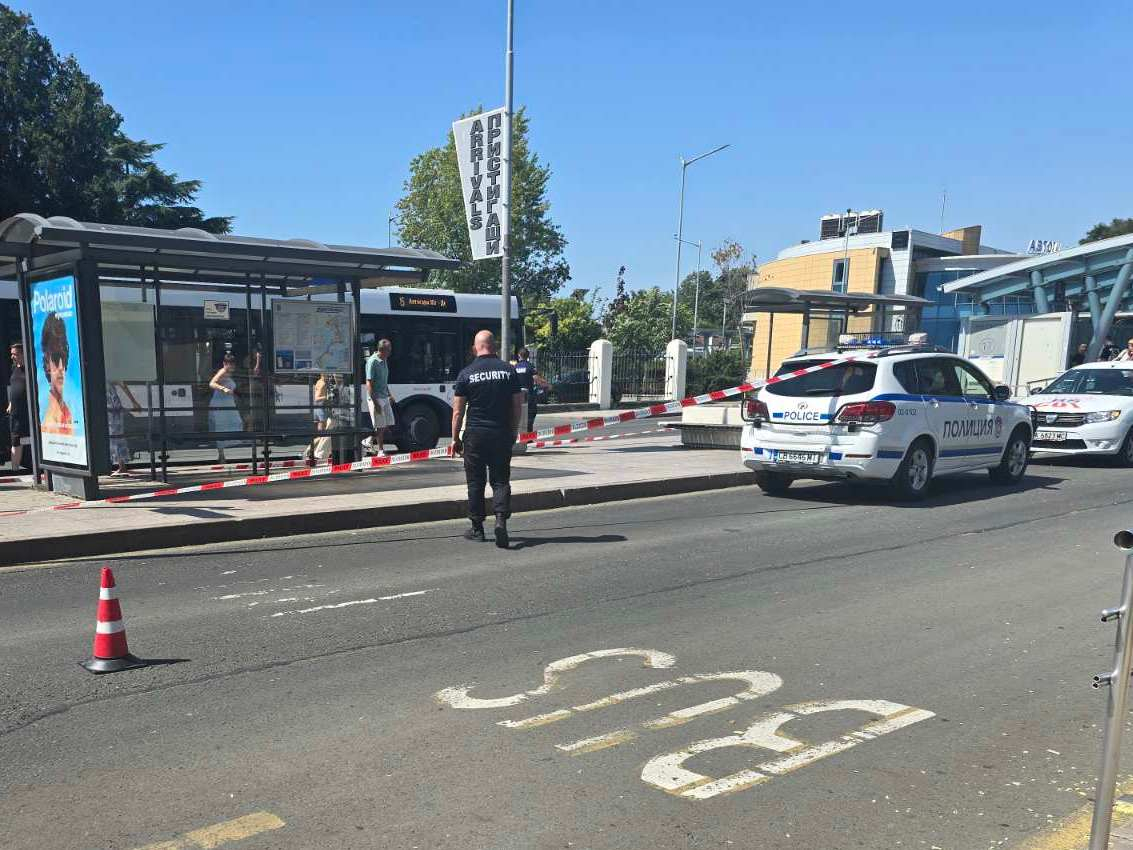 Гъмжи от полиция пред бургаска автогара, ето какво се случва СНИМКИ