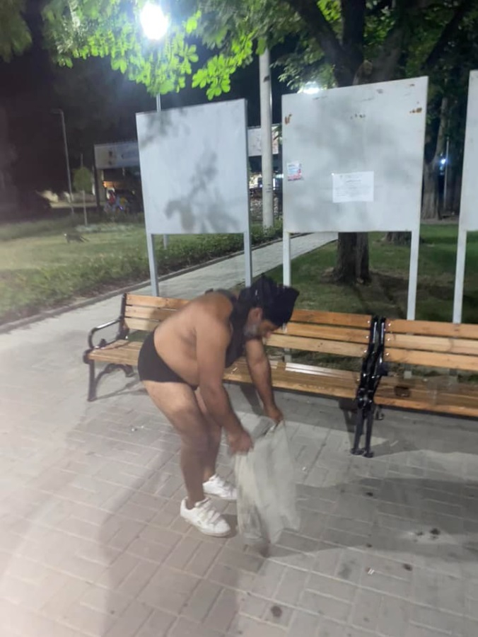 Внимание: Полугол мъж стресира жители на пловдивско село СНИМКИ 18+