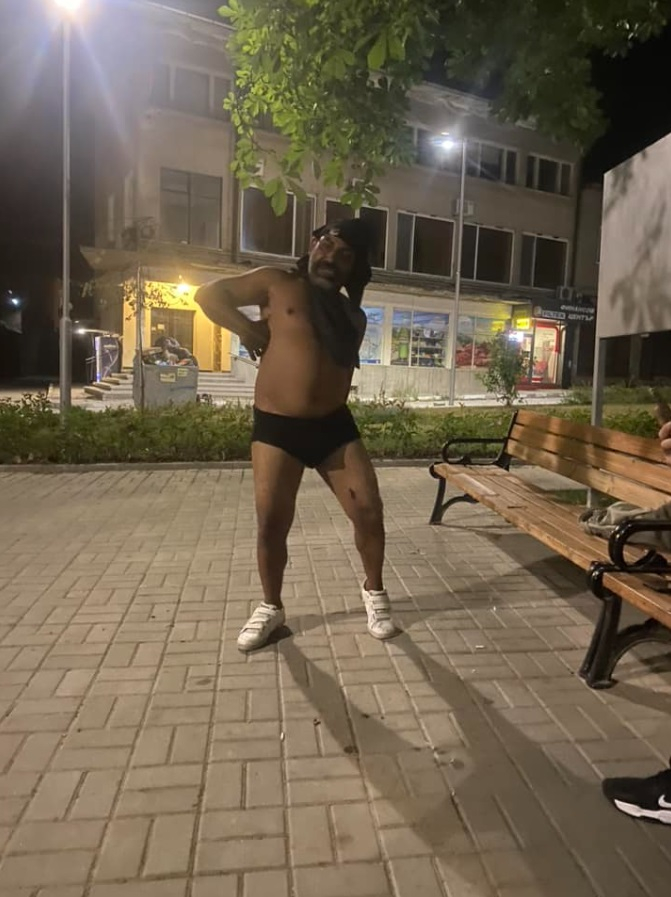 Внимание: Полугол мъж стресира жители на пловдивско село СНИМКИ 18+